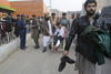 Un grupo de insurgentes vestidos con uniformes del Ejército entró en un colegio bajo control militar en Peshawar y dio comienzo a una jornada de terror en una escuela para estudiantes de primaria y secundaria.
