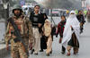 Un sangriento asalto talibán a una escuela de Pakistán causó hoy al menos 148 muertos.