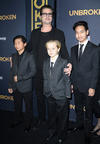 Brad Pitt posó junto a sus hijos en el estreno en Estados Unidos de Unbroken.