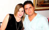 19122014 EN PAREJA.  Elizabeth Sierra y Carlos Bretado celebran un mes más de noviazgo.