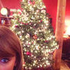 Beyoncé también dejó ver una foto de la pequeña Blue Ivy frente a su árbol de Navidad.