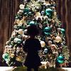 Beyoncé también dejó ver una foto de la pequeña Blue Ivy frente a su árbol de Navidad.