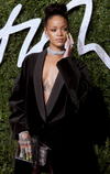 Lady Gaga sorprendió en septiembre al aparecer con un vestido supuestamente en color negro, debido a que dejo ver casi toda su anatomía a la perfección, de no ser por los parches que colocó en su busto para evitar que sus pezones quedaran al descubierto.