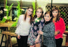 Mónica acompañada de algunas de las invitadas a su fiesta de canastilla.