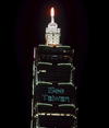 El rascacielos Taipei 101 se iluminó para dar la bienvenida al año nuevo, en Taipei, Taiwán.