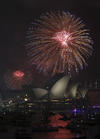 Fuegos artificiales dieron también la bienvenida al Año Nuevo frente a las torres Petronas en Kuala Lumpur.