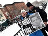 En un día gélido y nevado, los activistas se congregaron ante la residencia presidencial donde el presidente Barack Obama recibió a Peña Nieto.