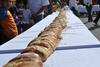 Vecinos de colonias de Torreón y Gómez Palacio se unieron a los festejos de Día de Reyes y degustaron la tradicional rosca ofrecida por autoridades municipales.