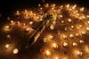 Las reacciones mundiales siguieron y un grupo de personas encendió velas durante una manifestación en solidaridad a las víctimas, cerca de la embajada de Francia en Túnez.