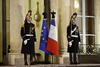 Banderas con crespones negros ondearon a media asta en el exterior del palacio del Elíseo en París, Francia, en memoria de las víctimas del ataque.