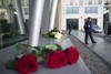 Tan pronto se conoció de la masacre, empezaron las reacciones en el mundo, como fue la colocación de ofrendas de rosas en el exterior de la Embajada francesa en Berlín, Alemania.