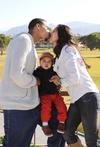 08012015 Andre Joseph y Elena Rangel con su hijo Andreíto.
