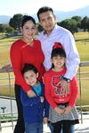 08012015 Andre Joseph y Elena Rangel con su hijo Andreíto.