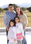 08012015 América Rangel y Víctor Estrada con sus hijas Natalia y Victoria.