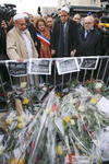 Ramos de flores fueron ofrecidos a cada una de las víctimas de los terroristas.
