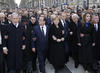 El presidente francés Francois Hollande inauguró la marcha en un cortejo compuesto por medio centenar de presidentes, primeros ministros, jefes de Estado y altas personalidades que desfiló durante alrededor de 400 metros en el distrito 11 de la capital. (