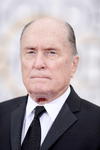 Con su clásico rostro serio, Robert Duvall en la 'red carpet'.