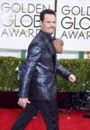 Llamativo traje con el que desfiló Kevin Dillon.