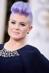 Con llamativa cabellera Kelly Osbourne se presentó en los Golden Globes.