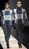 En la colección masculina de Georgio Armani destacaron las vestimentas rayadas y en tonos grises con su estilo clásico.