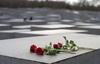Flores fueron colocadas en uno de los bloques de hormigón que forman parte del Monumento del Holocausto, en memoria de los judíos de Europa asesinados durante el nazismo, en Berlín.