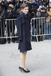 La actriz francesa Alma Jodorowsky posó ante los fotógrafos al llegar al desfile.