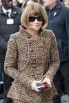 La actriz estadounidense Kristen Stewart se llevó la atención de las cámaras al asistir al desfile de Chanel.