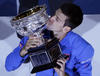 Novak conquistaba el título una vez más y lo presumía al público.