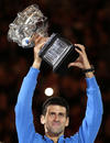 Novak conquistaba el título una vez más y lo presumía al público.