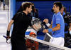 Djokovic recibió los mayores aplausos durante las presentaciones, pero abundaban las banderas escocesas en las tribunas. Algunos serbios gritaban "Adje Nole", vamos Nole en serbio.