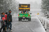 Viajeros no dudaron en salir a la carretera para disfrutar de la nieve y tomarse fotos.