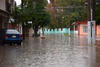 En la calle Montes de Oca en Gomez Palacio el agua alcanzó la entrada de algunas casas.