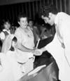25012015 NiÃ±a Claudia Liliana Barajas ChÃ¡vez haciendo su Primera ComuniÃ³n de manos del Padre Gerardo ZatarÃ¡in en 1982, acompaÃ±ada de su madrina, MarÃ­a Trinidad Barajas GonzÃ¡lez.