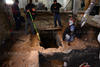 Un túnel antiguo fue hallado bajo el suelo de una zapatería en remodelación.