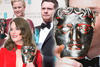 El elenco de 'Boyhood' posa para la foto en compañía del actor Tom Cruise, tras ganar el galardón a Mejor Película.