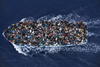 El italiano Massimo Sestini logró captar una embarcación repleta de inmigrantes que fueron rescatados a pocas millas del norte de Libia por la fragata italiana.