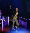 Ataviado en unos jeans azules con chamarra de piel negra, camiseta gris y lentes negros, Romeo Santos arrancó el concierto.