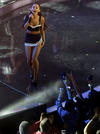 Ariana Grande adornó su actuación con fuegos que se convirtieron en humo.