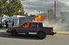 La 'amenaza' de la organización Conappafa de quemar autos a las afueras del edificio Coahuila se concretó.