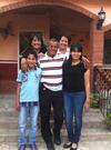 Allison con su abuelita y primas.
