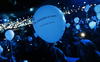 Los miles de asistentes a la Quinta Vergara llevaron globos blancos que tenían la imagen del músico y frases de sus canciones.