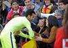 El defensa brasileño del FC Barcelona Dani Alves, recibió un duro golpe en el partido.