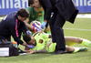 El defensa brasileño del FC Barcelona Dani Alves, recibió un duro golpe en el partido.