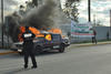 16 de febrero | Protesta. Un grupo de manifestantes plantados a las afueras del edificio Coahuila, le prendieron fuego a un vehículo de procedencia extranjera, ante la falta de respuesta por parte de las autoridades estatales al pliego petitorio en el que exigían la devolución de los autos decomisados.