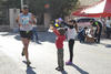 También los niños apoyaron a los atletas con su hidratación.