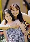 02032015 LINDA POSTAL.  Anabel Rivera con su hija Anabel Cerda.