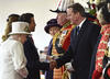 Vestida con un abrigo de color marfil con detalles verde oliva y un sombrero de Angela Kelly, Isabel II, de 88 años, intercambió palabras con el presidente y después le presentó a los miembros del Ejecutivo.