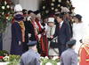 Vestida con un abrigo de color marfil con detalles verde oliva y un sombrero de Angela Kelly, Isabel II, de 88 años, intercambió palabras con el presidente y después le presentó a los miembros del Ejecutivo.