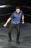 Sus movimientos de cadera provocaron la euforia de los 10 mil asistentes.