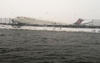 Varias fotos mostraban la nariz del avión posada sobre un terraplén que separa la pista de la bahía Flushing.